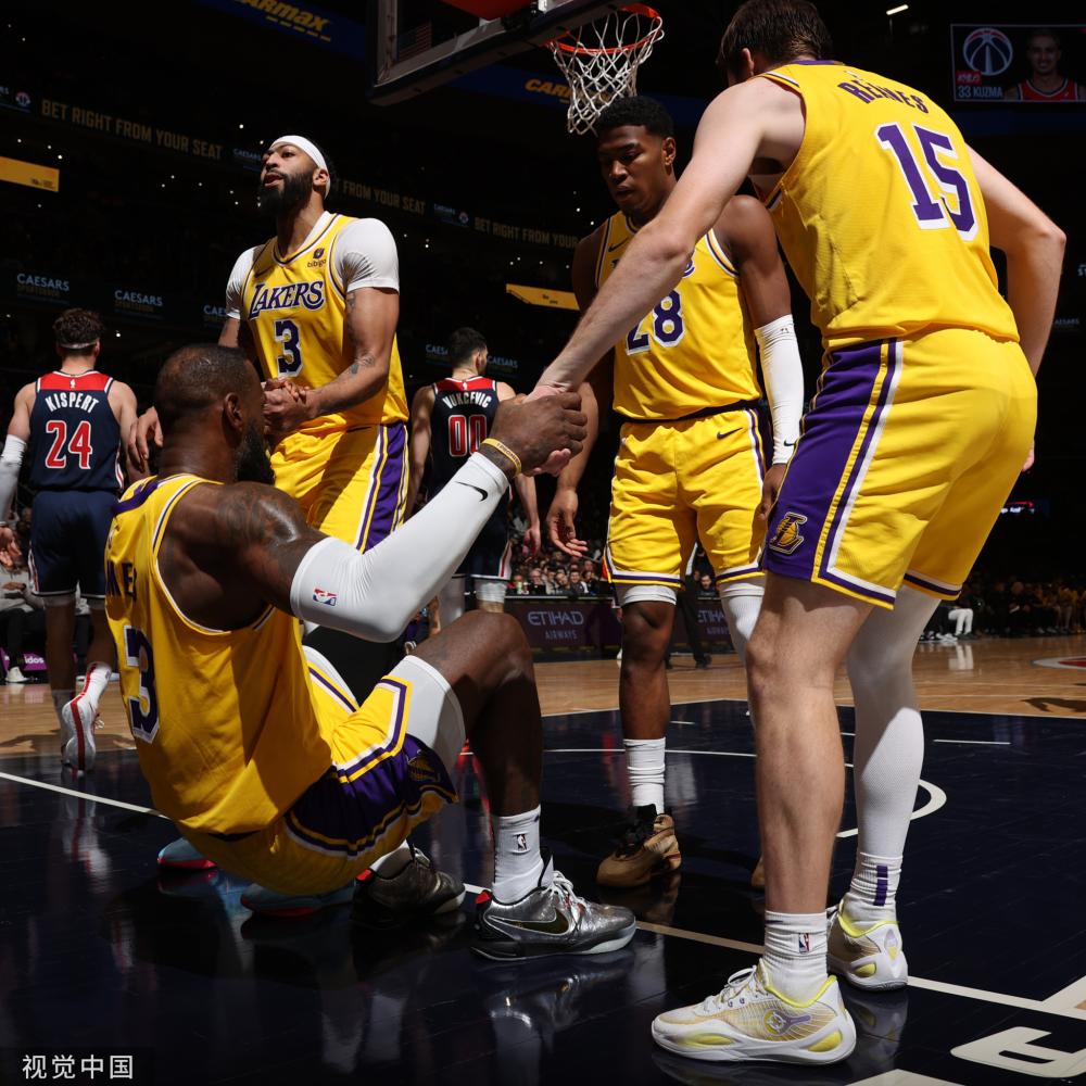 披不同球衣 披不同球衣